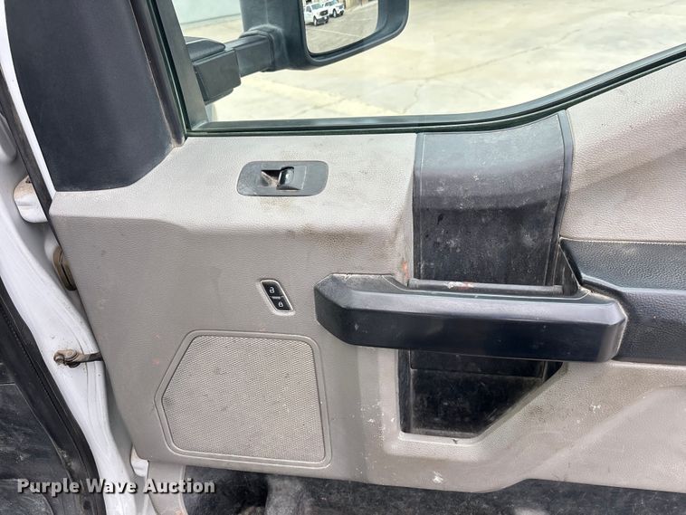 image for item EL2548 2019 Ford F450 Super Duty flatbed truck