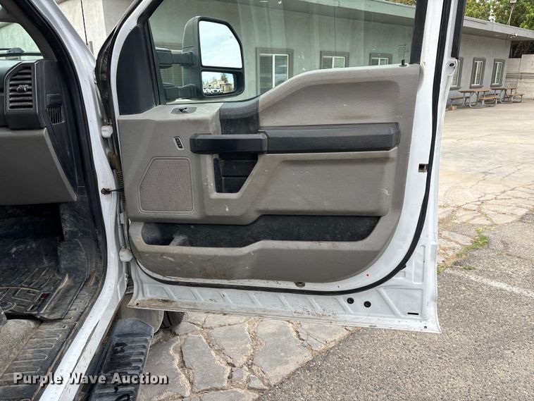image for item EL2548 2019 Ford F450 Super Duty flatbed truck