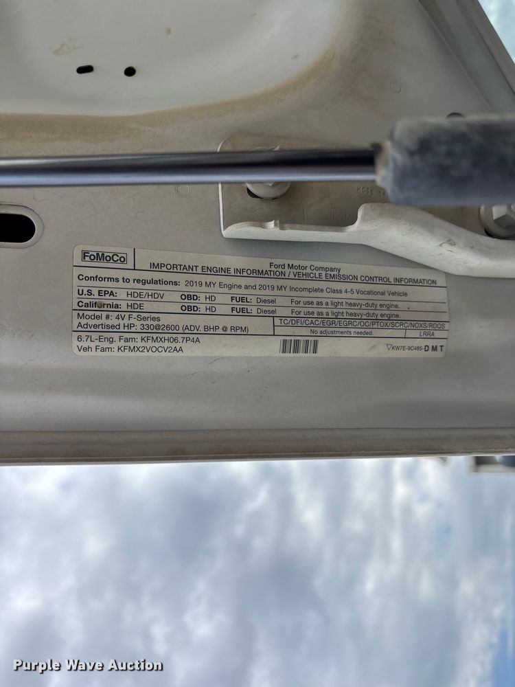 image for item EL2548 2019 Ford F450 Super Duty flatbed truck