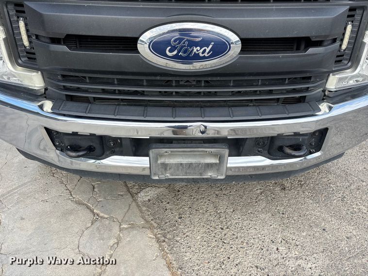image for item EL2549 2019 Ford F450 Super Duty flatbed truck