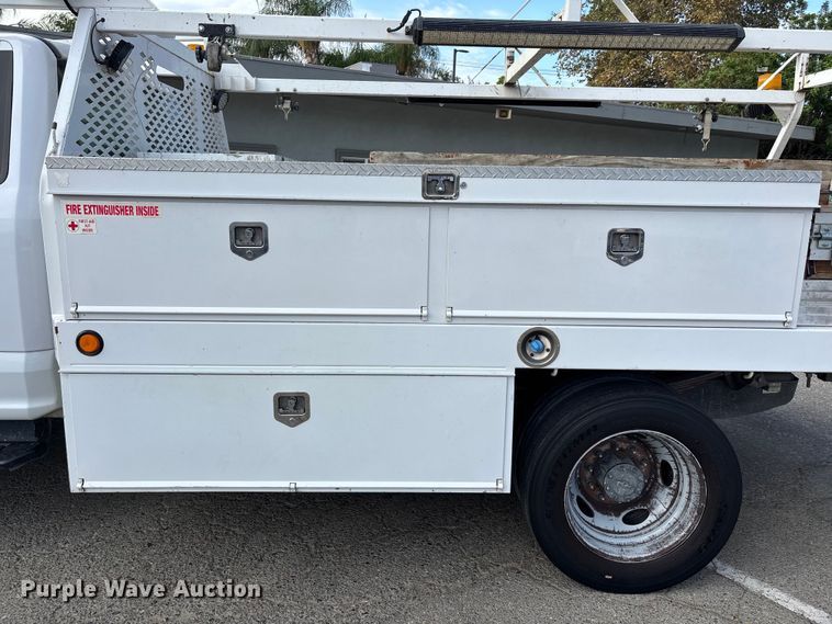 image for item EL2549 2019 Ford F450 Super Duty flatbed truck