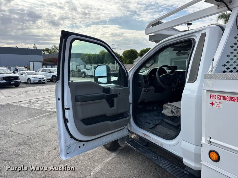 image for item EL2549 2019 Ford F450 Super Duty flatbed truck