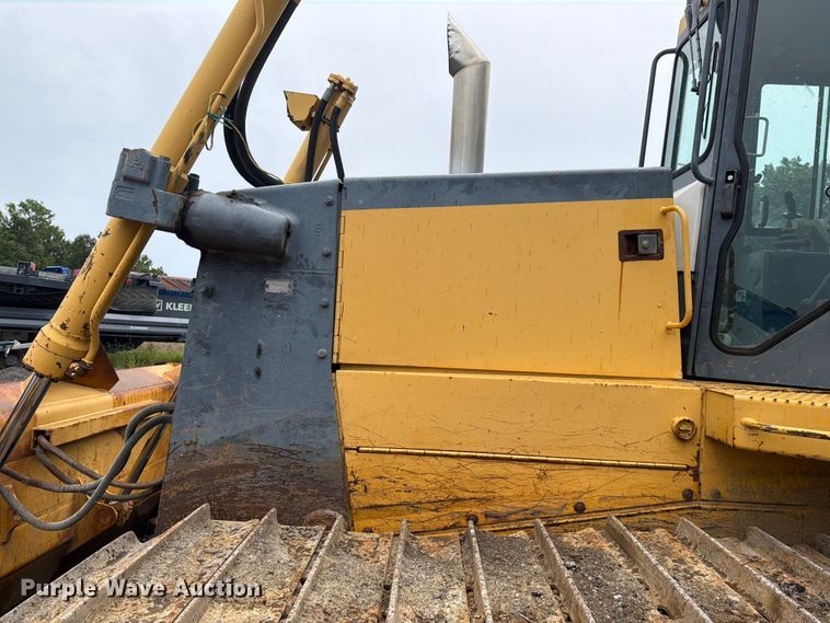 image for item EM0146 2004 John Deere 950C dozer