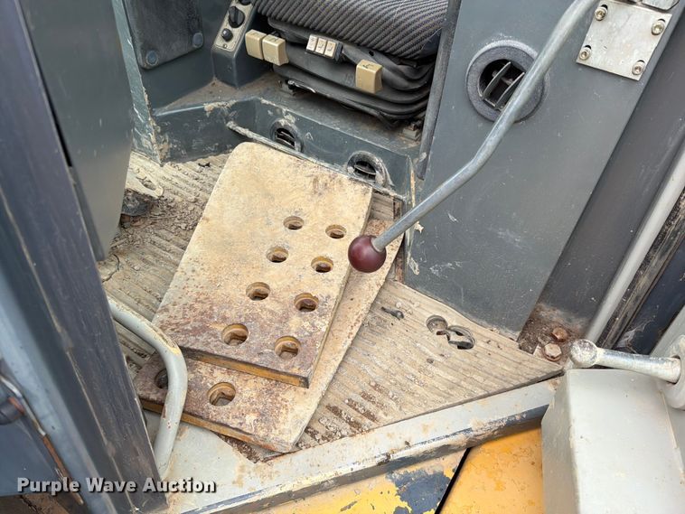 image for item EM0146 2004 John Deere 950C dozer