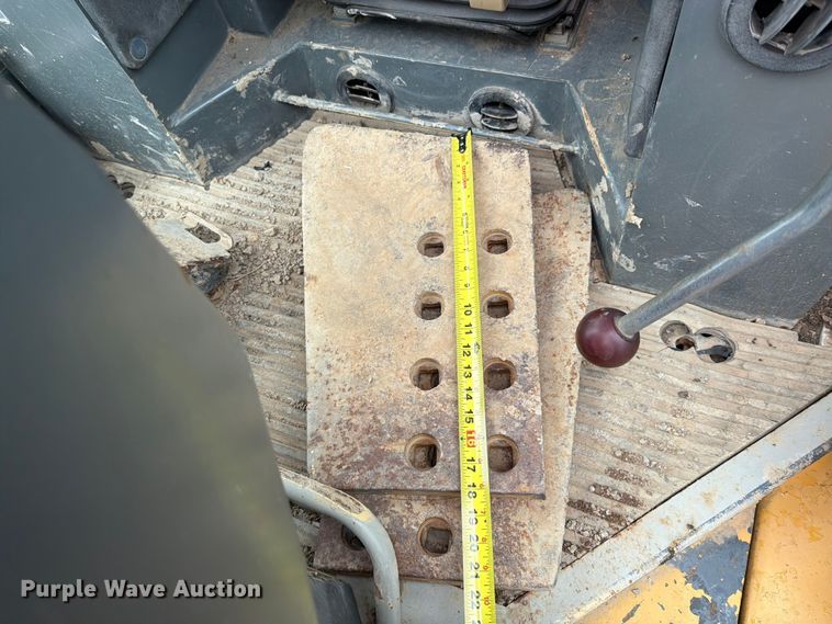 image for item EM0146 2004 John Deere 950C dozer