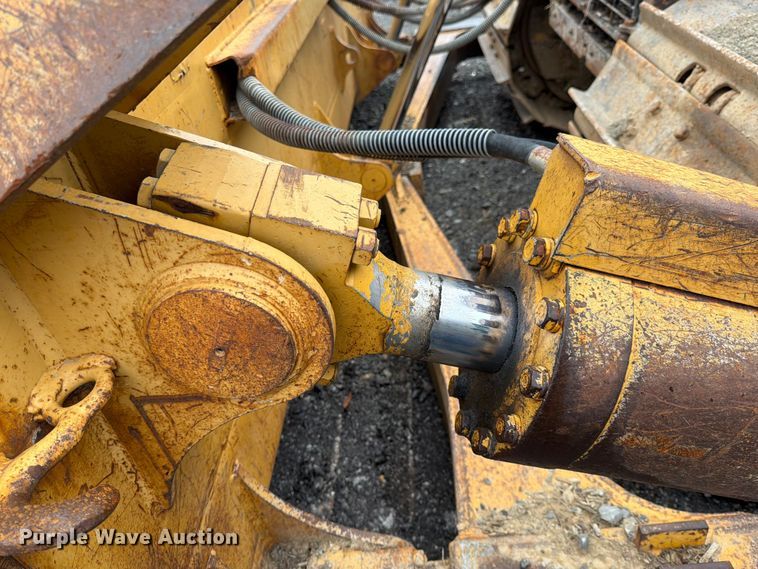image for item EM0146 2004 John Deere 950C dozer