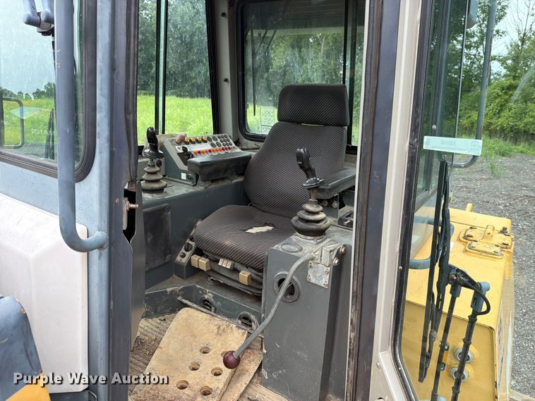 image for item EM0146 2004 John Deere 950C dozer