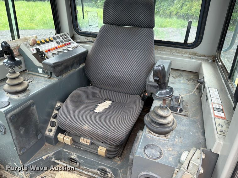 image for item EM0146 2004 John Deere 950C dozer
