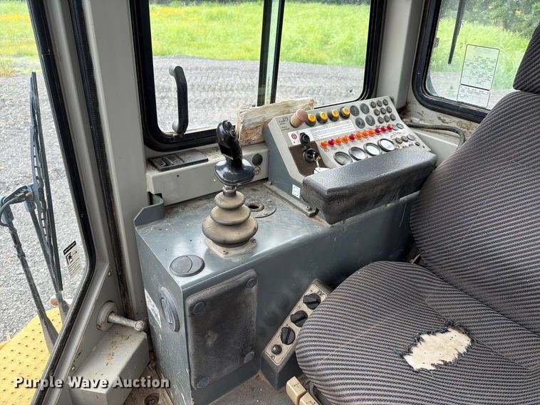 image for item EM0146 2004 John Deere 950C dozer