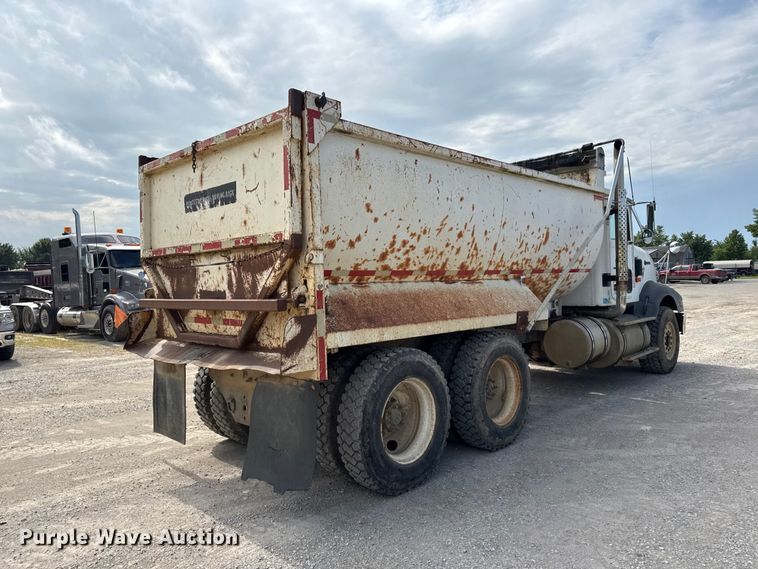 image for item EN0395 1991 International 9400 dump truck