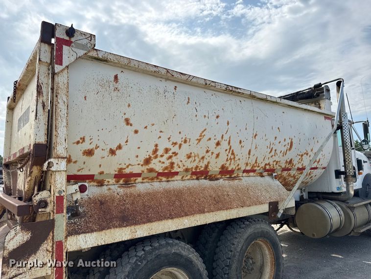 image for item EN0395 1991 International 9400 dump truck