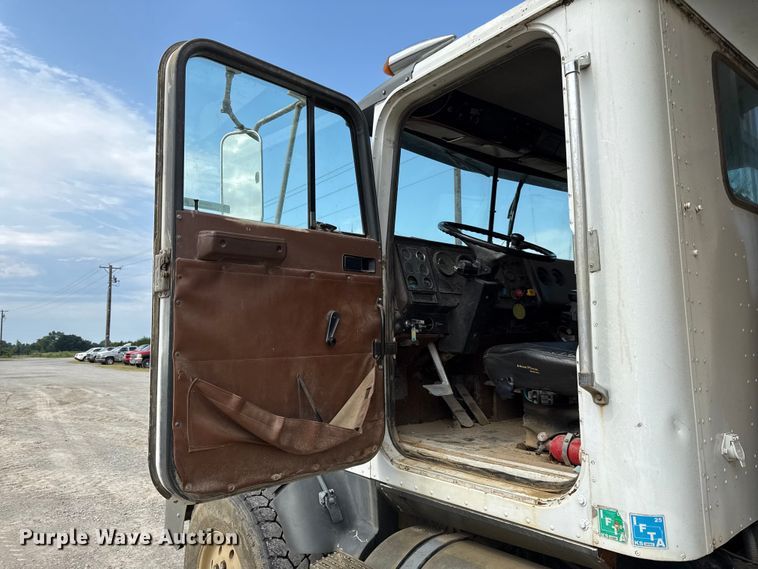 image for item EN0395 1991 International 9400 dump truck