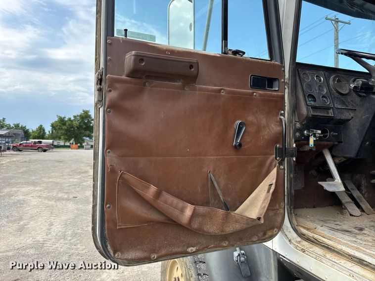 image for item EN0395 1991 International 9400 dump truck
