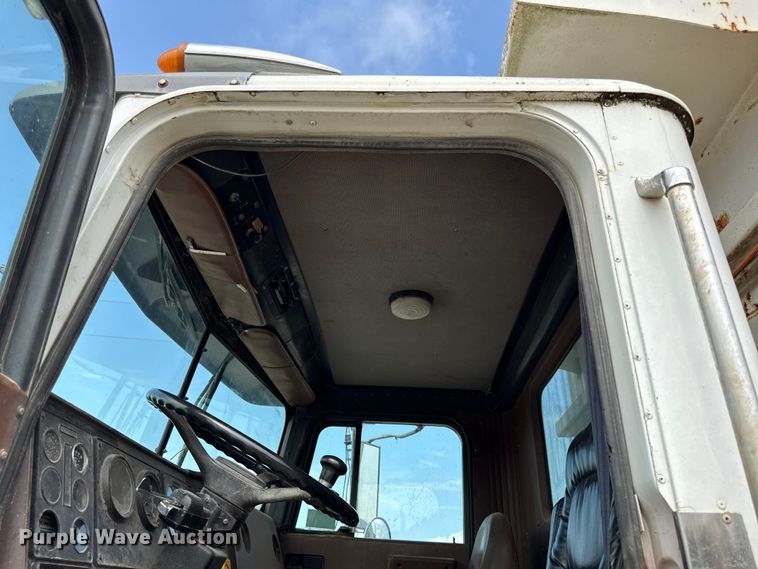 image for item EN0395 1991 International 9400 dump truck