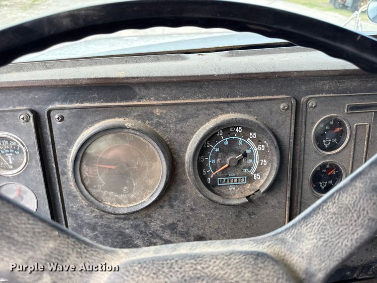 image for item EN0395 1991 International 9400 dump truck