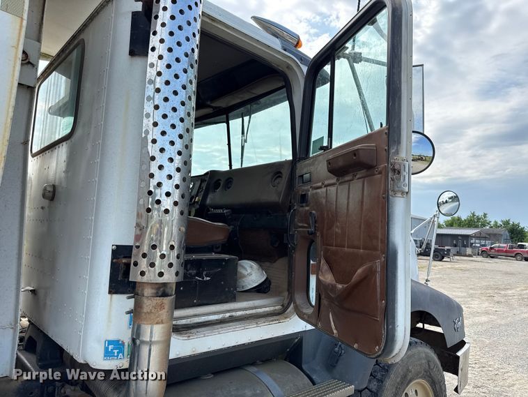 image for item EN0395 1991 International 9400 dump truck