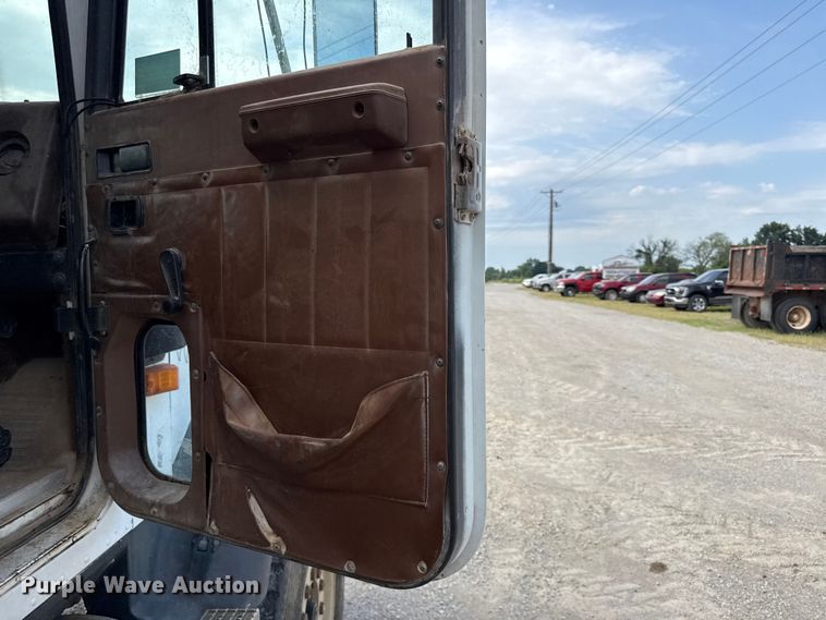 image for item EN0395 1991 International 9400 dump truck