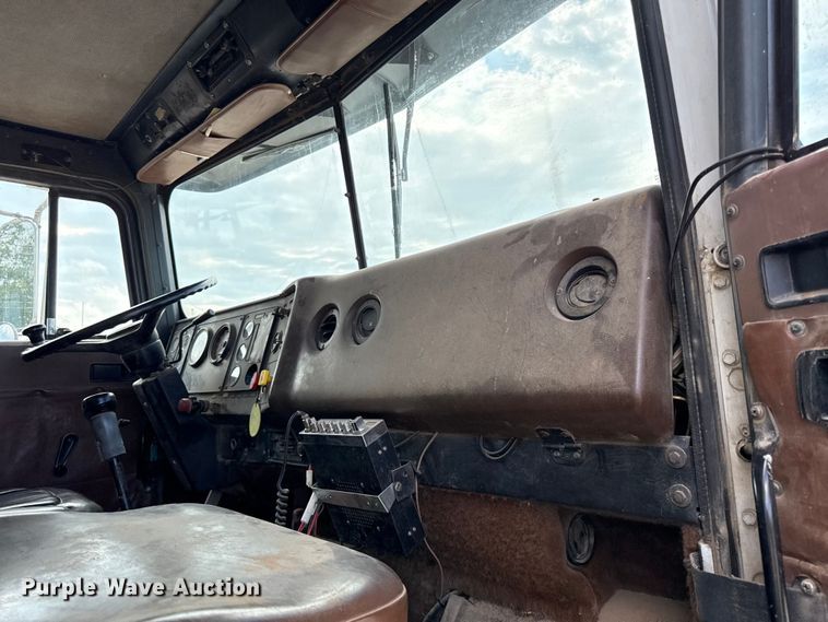 image for item EN0395 1991 International 9400 dump truck