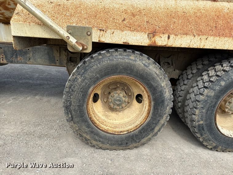 image for item EN0395 1991 International 9400 dump truck