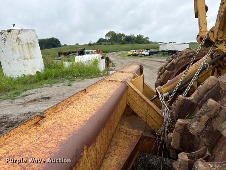 image for item EO8509 1978 Caterpillar 825B soil compactor