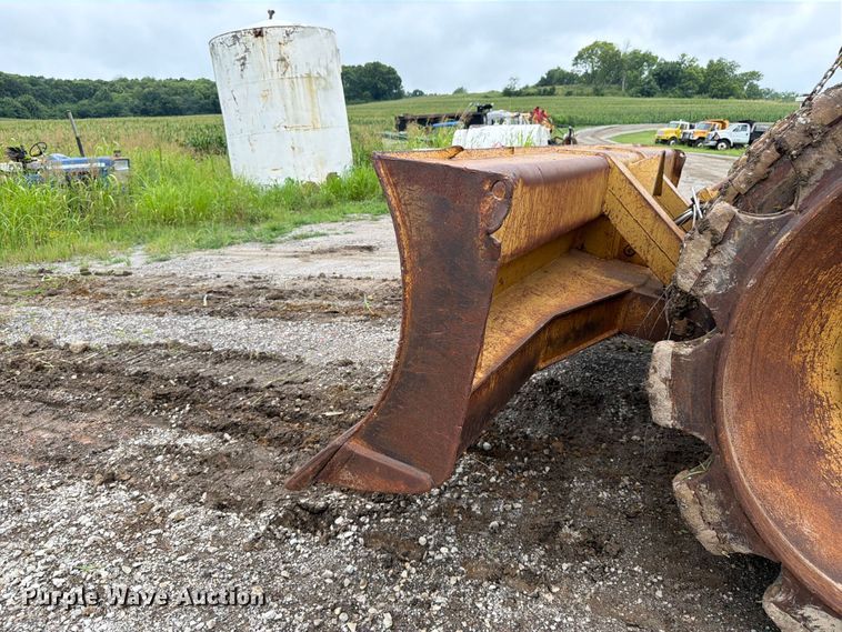 image for item EO8509 1978 Caterpillar 825B soil compactor