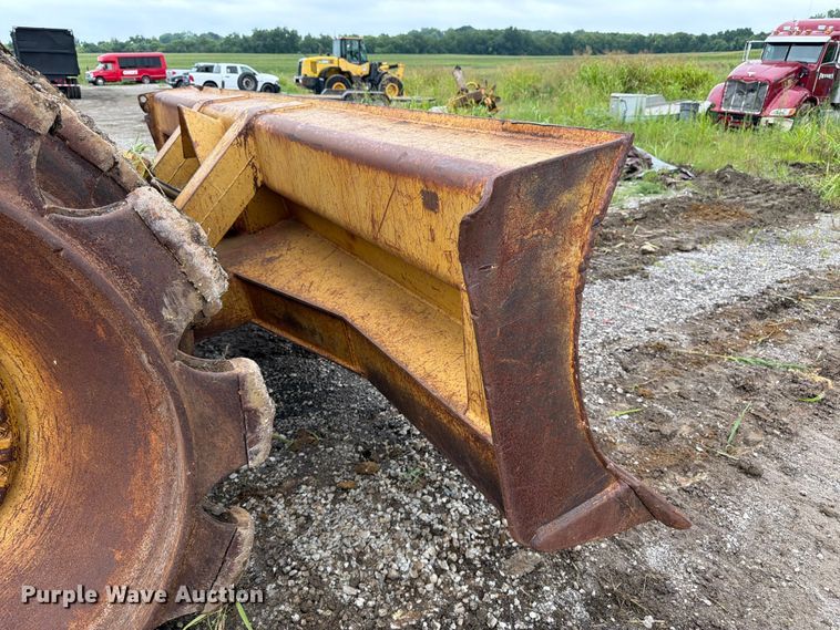 image for item EO8509 1978 Caterpillar 825B soil compactor