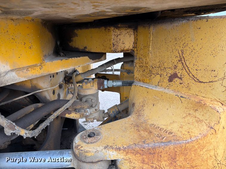 image for item EO8509 1978 Caterpillar 825B soil compactor