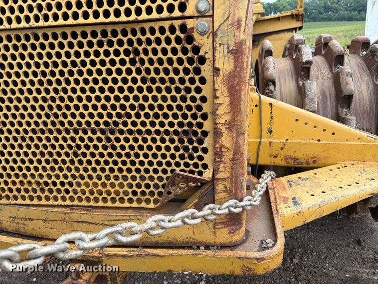 image for item EO8509 1978 Caterpillar 825B soil compactor