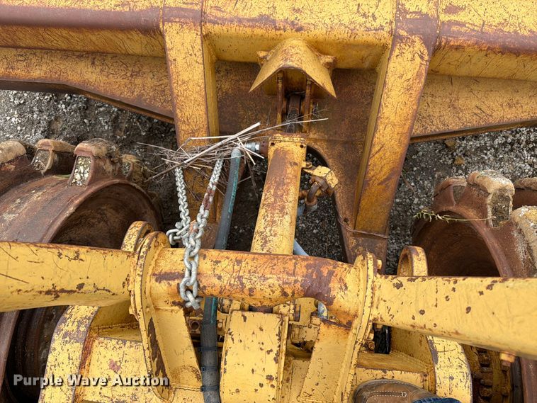 image for item EO8509 1978 Caterpillar 825B soil compactor