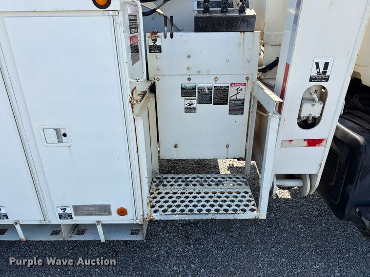 image for item EO8619 1998 Ford LT8513 bucket truck