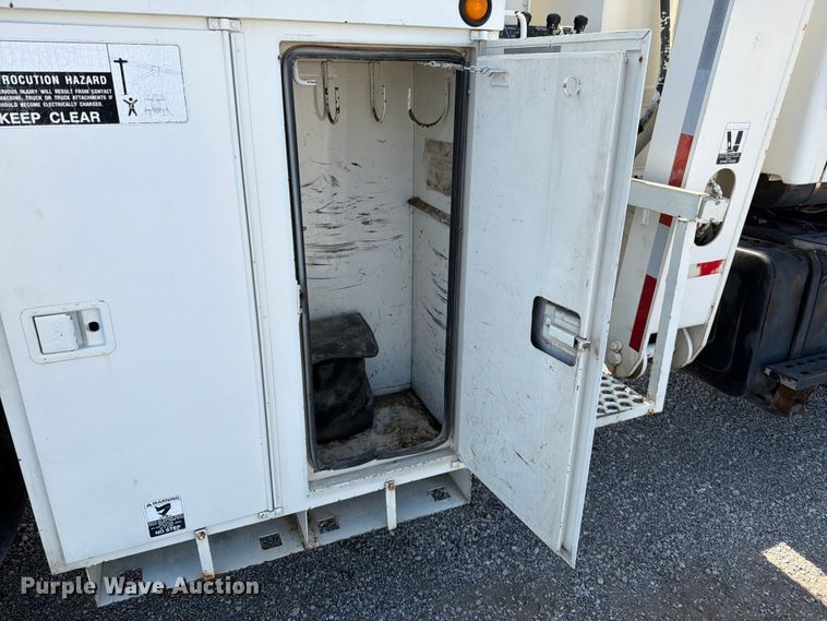image for item EO8619 1998 Ford LT8513 bucket truck