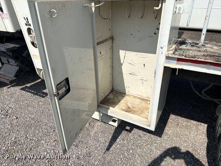 image for item EO8619 1998 Ford LT8513 bucket truck