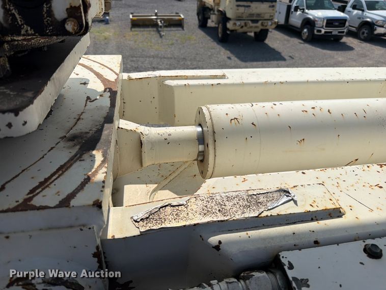 image for item EO8619 1998 Ford LT8513 bucket truck