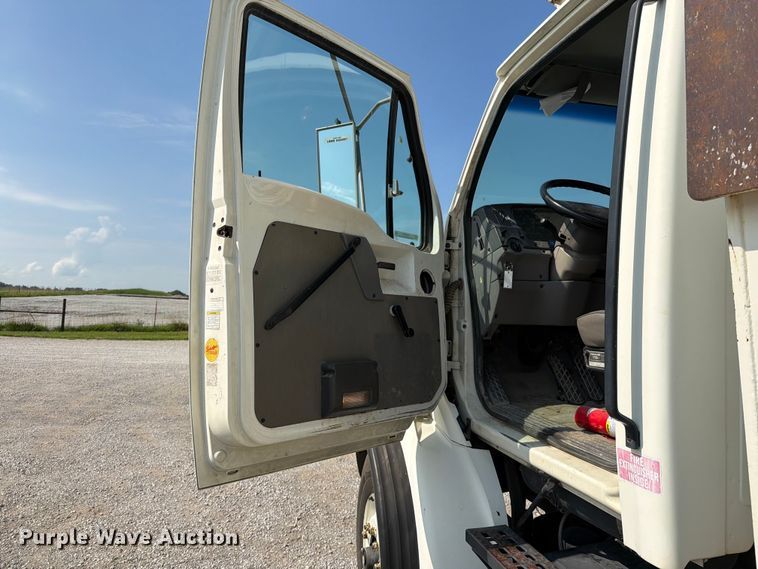 image for item EO8619 1998 Ford LT8513 bucket truck