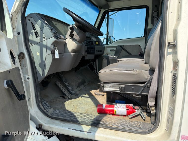 image for item EO8619 1998 Ford LT8513 bucket truck