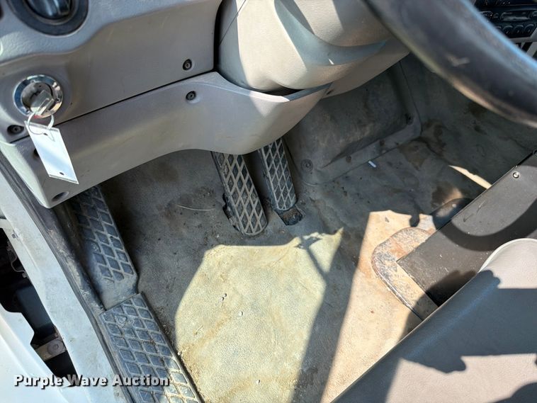 image for item EO8619 1998 Ford LT8513 bucket truck