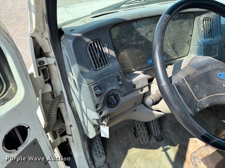 image for item EO8619 1998 Ford LT8513 bucket truck