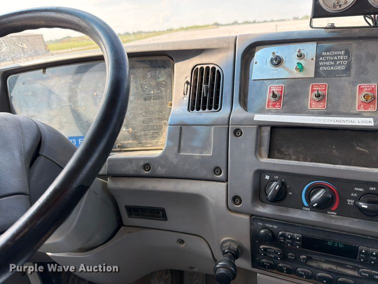 image for item EO8619 1998 Ford LT8513 bucket truck