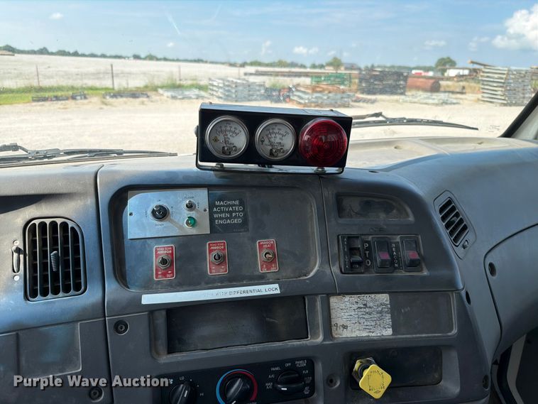 image for item EO8619 1998 Ford LT8513 bucket truck