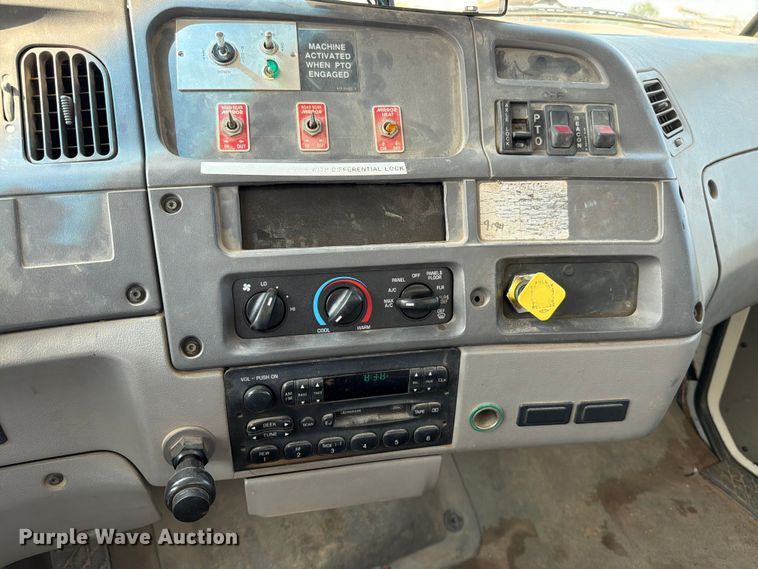 image for item EO8619 1998 Ford LT8513 bucket truck