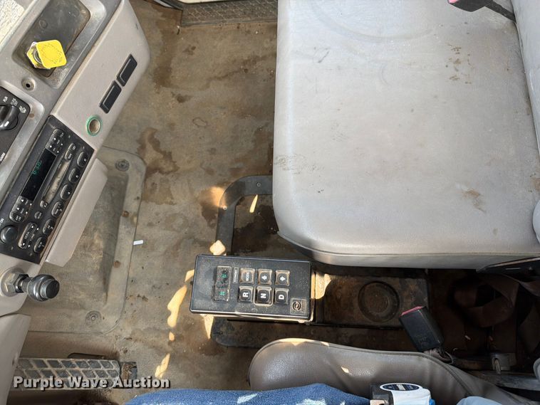 image for item EO8619 1998 Ford LT8513 bucket truck