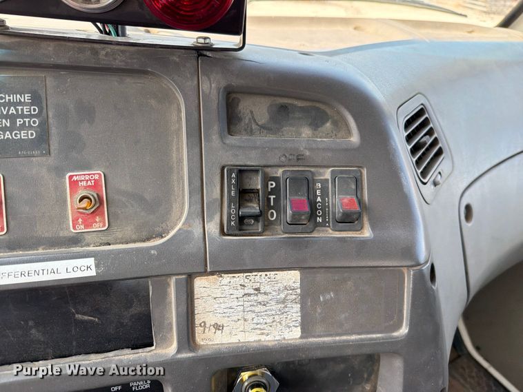 image for item EO8619 1998 Ford LT8513 bucket truck