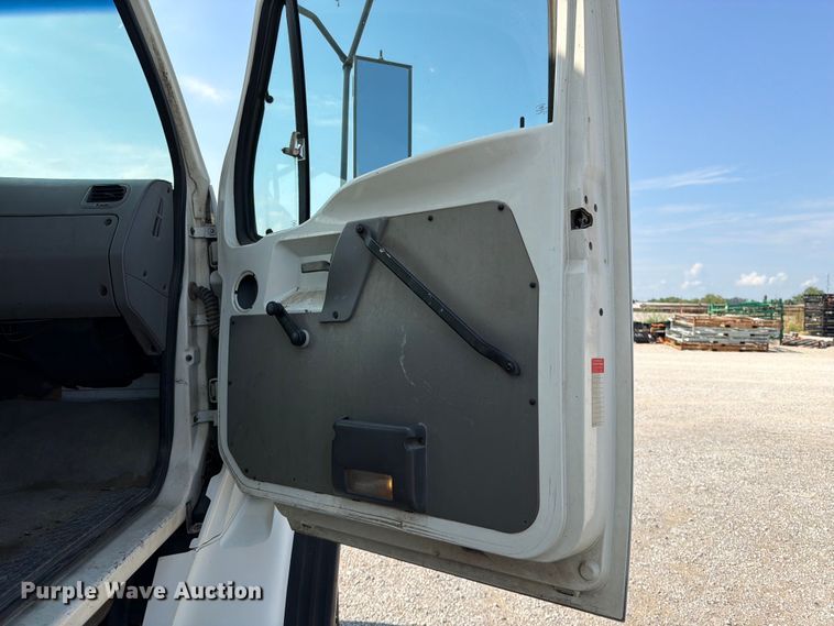 image for item EO8619 1998 Ford LT8513 bucket truck