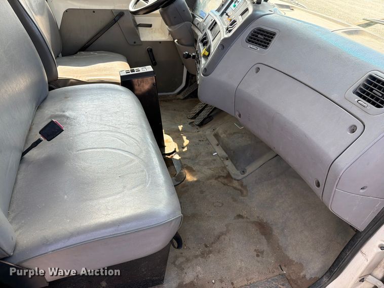 image for item EO8619 1998 Ford LT8513 bucket truck