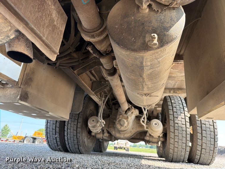 image for item EO8619 1998 Ford LT8513 bucket truck