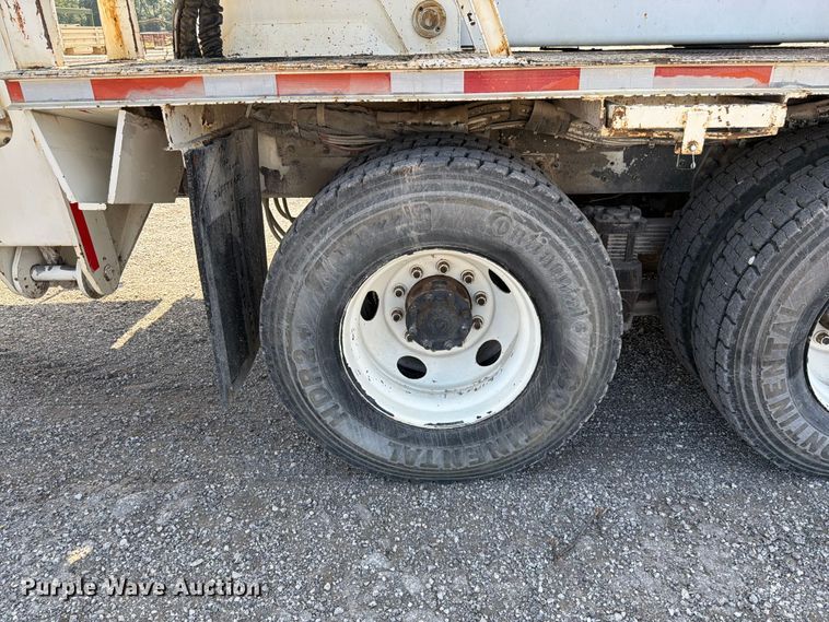 image for item EO8619 1998 Ford LT8513 bucket truck