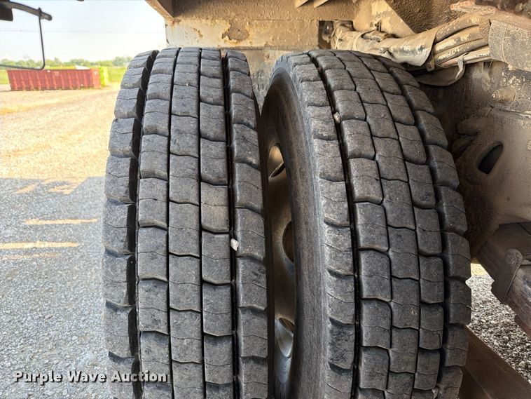 image for item EO8619 1998 Ford LT8513 bucket truck