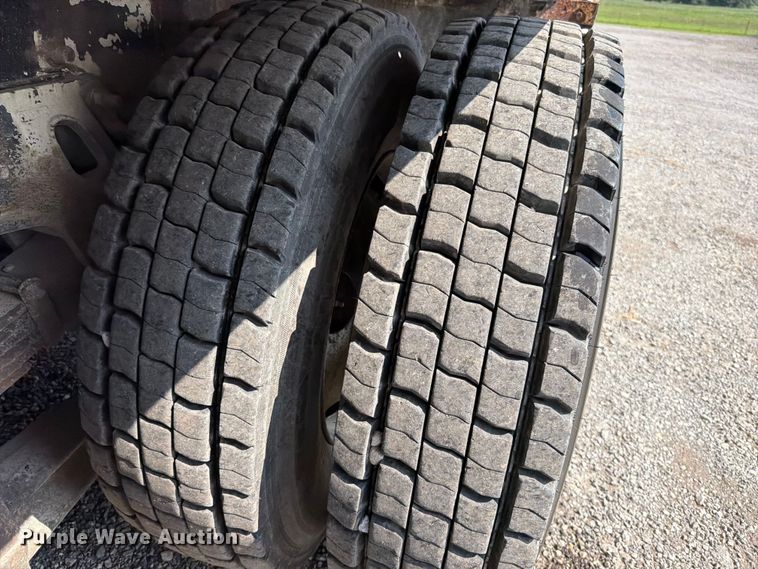 image for item EO8619 1998 Ford LT8513 bucket truck
