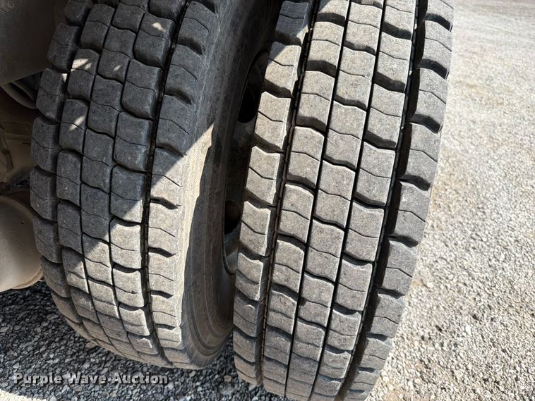 image for item EO8619 1998 Ford LT8513 bucket truck