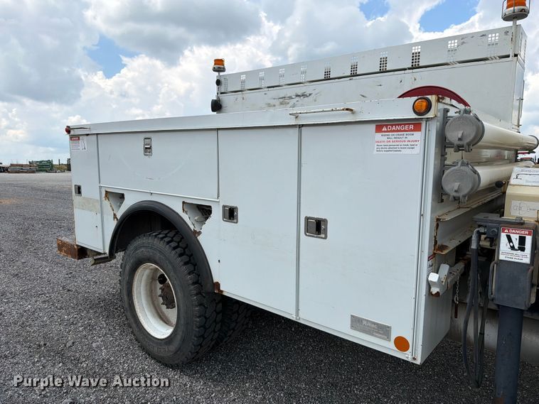 image for item EO8620 2004 Freightliner Business Class M2 106 utility / service truck
